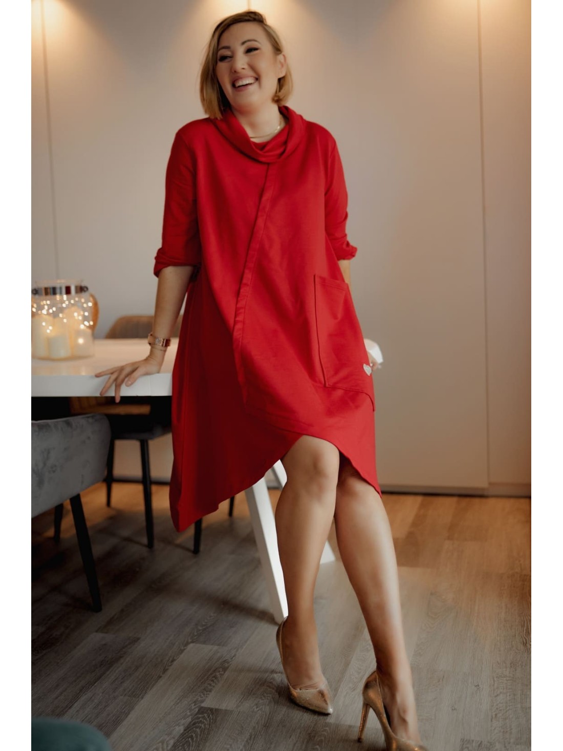 Trapezförmiges Kleid mit weitem Rollkragen, rot FI699 - Online-Shop - Boutique